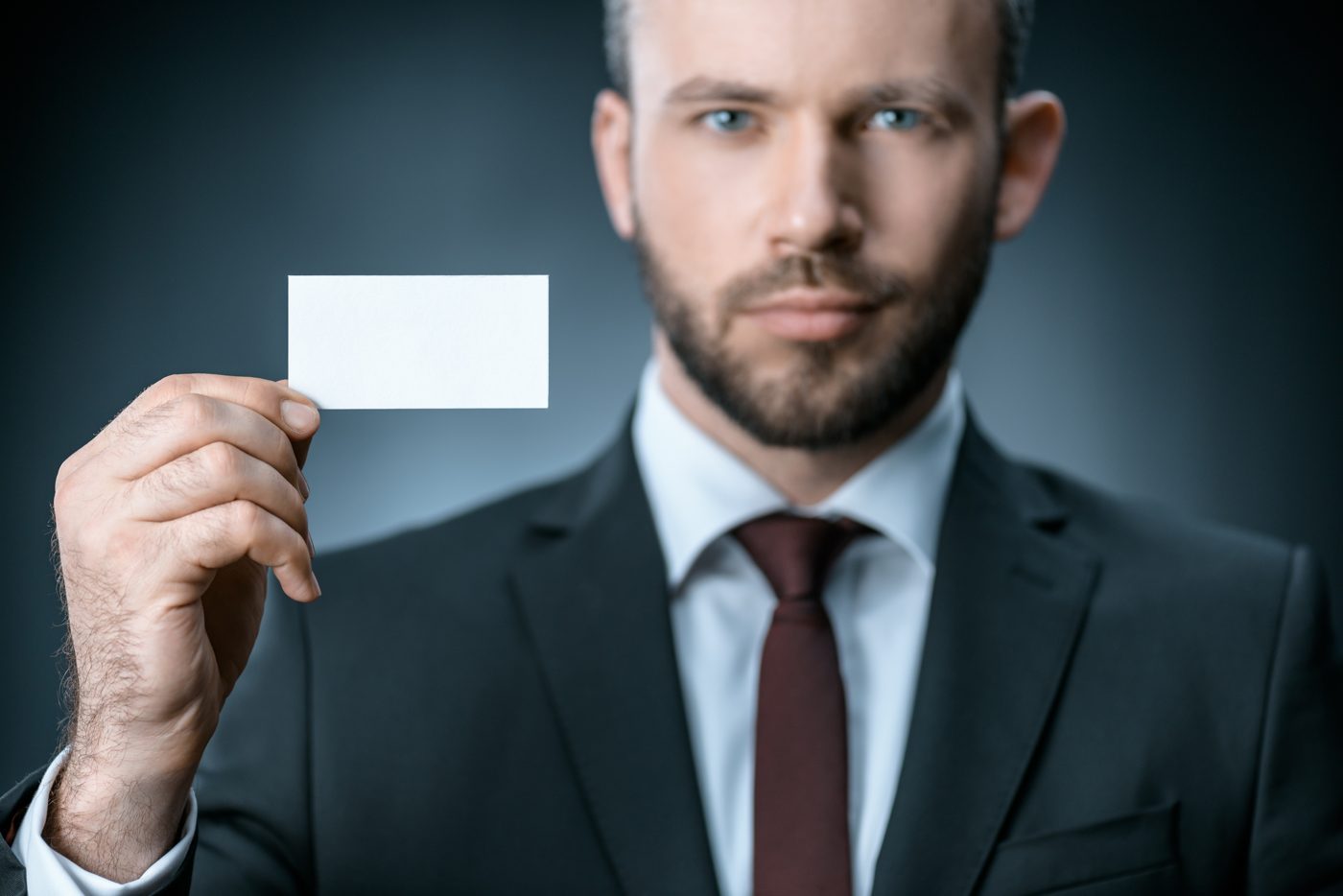 Profesional presentando su tarjeta