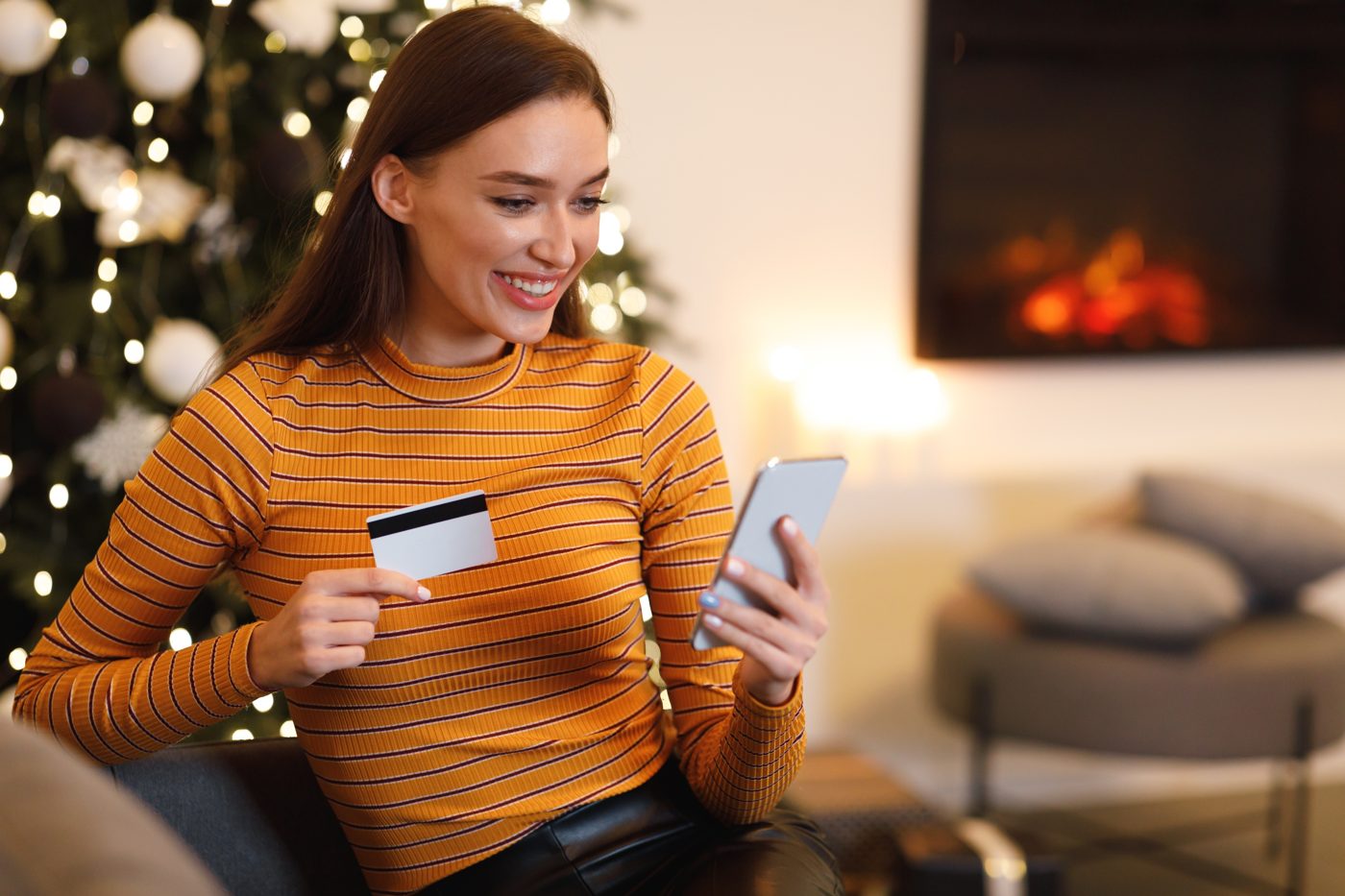 Persona recibiendo una tarjeta Tarjeting como regalo