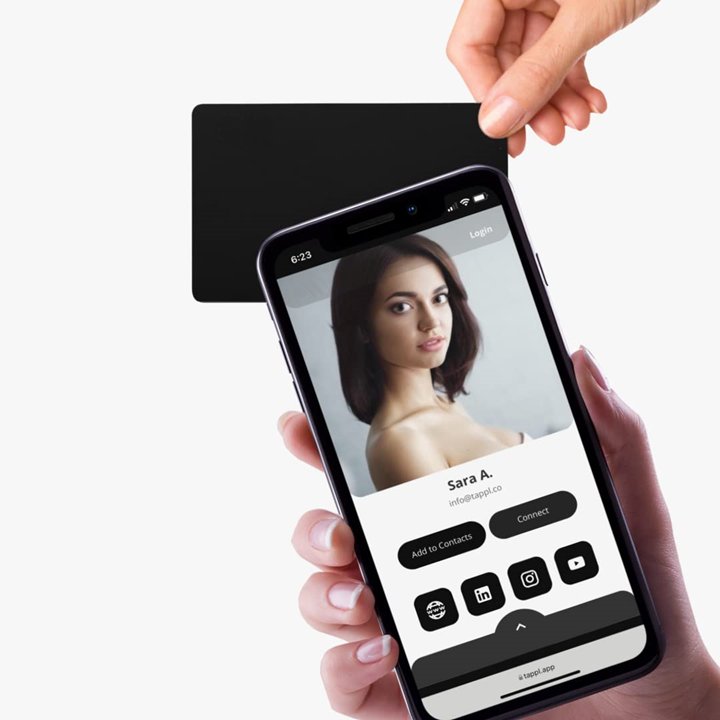 Tarjeta acercándose a un móvil que muestra el perfil digital